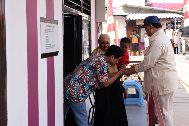 Menhan Prabowo Subianto meninjau kondisi Rumah Apung Muara Angke di Jakarta Utara. Foto: Dok. Istimewa