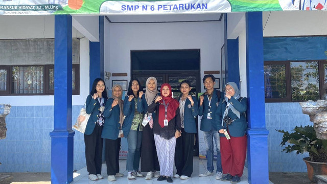 Foto Bersama Kepala Sekolah SMP 6 Petarukan