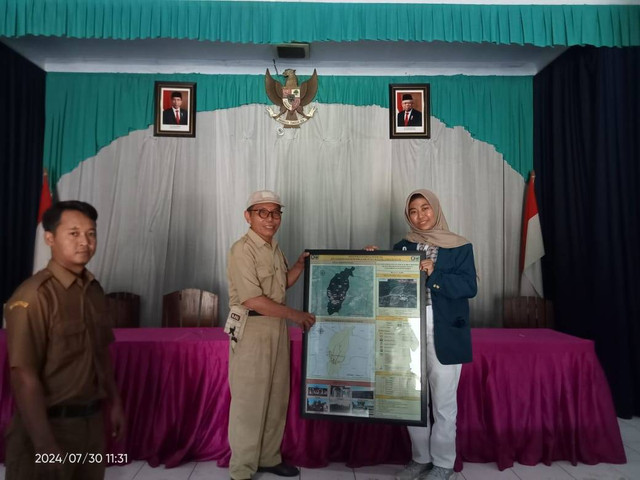 Penyerahan Peta Administradi dan Fasilitas Umum kepada Perangkat Desa Sembung (Sumber : Dokumentasi TIM II KKN UNDIP 2024)