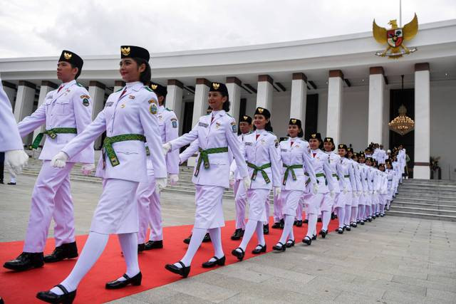 Anggota Paskibraka 2024 berbaris seusai dikukuhkan oleh Presiden Joko Widodo di Istana Negara, Ibu Kota Nusantara (IKN), Kalimantan Timur, Selasa (13/8/2024). Foto: Sigid Kurniawan/ANTARA FOTO