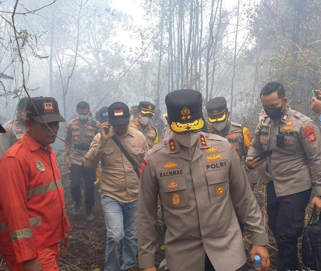 Kapolda Sumsel Irjen Pol A Rachmad Wibowo saat berada di lokasi kebakaran di Desa Tanjung Sari, Kecamatan Lempuing Jaya, Kabupaten Ogan Komering Ilir, Foto : Dokumen Manggala Agni