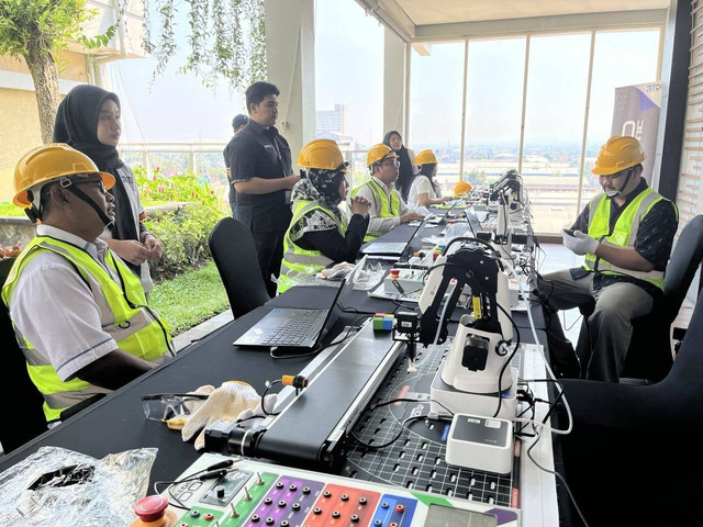 Pelatihan Robotic Miniatur, Robot Industri dalam kegiatan EduTech 2024 yang digelar PT Tera Data Indonusa Tbk di Yogyakarta. Foto: M Wulan