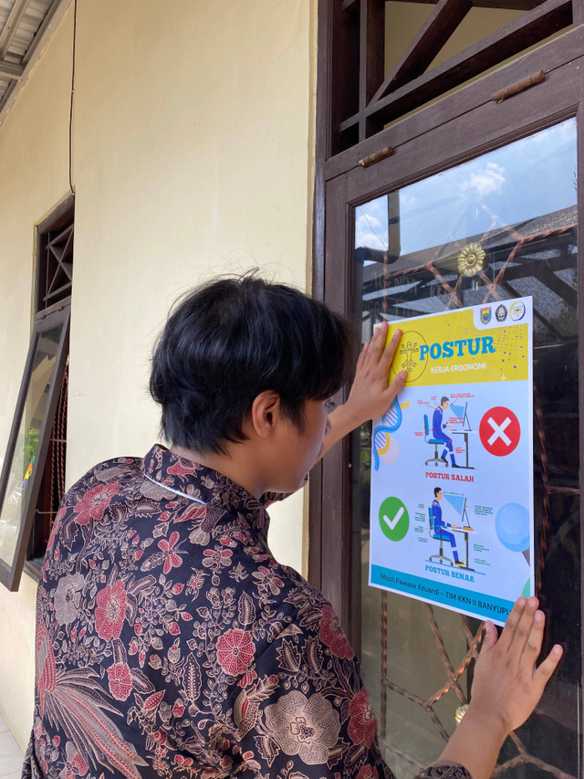 Pemasangan Poster Output Poster Kerja Ergonomi. Sumber: Dokumentasi Pribadi