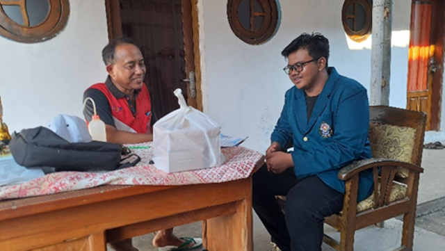 Dokumentasi penjelasan pentingnya penerapan sanitasi pada ruang produksi di UMKM Jahe Merah Desa Pegundan, Pemalang (27/07/2024)