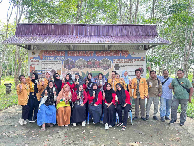 Kelompok KKN Bina Desa Fakultas Teknik Universitas Mulawarman bersama ibu PKK dan Pengurus Kebun Kelulut pada kegiatan Pembuatan Lilin aromaterapi dari propolis.