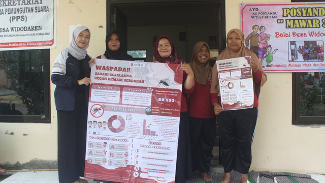 Penyerahan Banner dan Poster Infografis Demam Berdarah Dengue (09/08/2024) (Sumber: Dokumentasi Pribadi)