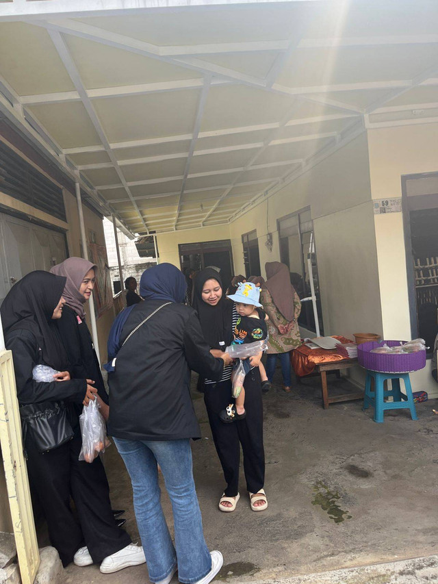 Dokumentasi Pemberian Telur oleh Mahasiswa Universitas Muhammadiyah Malang