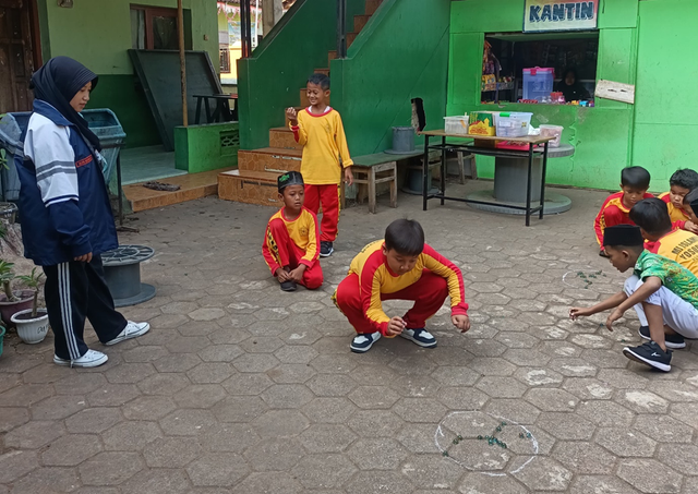 pelaksanaan kegiatan: permainan tradisional kelereng