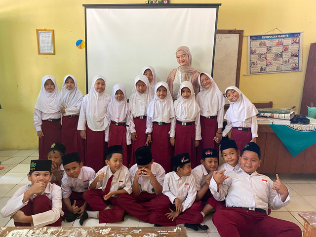 Dokumentasi bersama murid MI di Desa Kalisalak