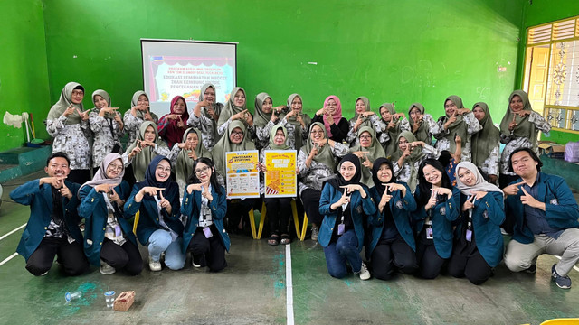 Sosialisasi sekaligus demo masak nugget ikan kembung bersama ibu-ibu PKK. 