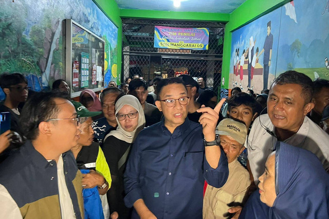 Anies Baswedan mengunjungi korban kebakaran di Posko SDN Manggarai 05, Jakarta Selatan, Rabu (14/8/2024). Foto: Dok. Istimewa