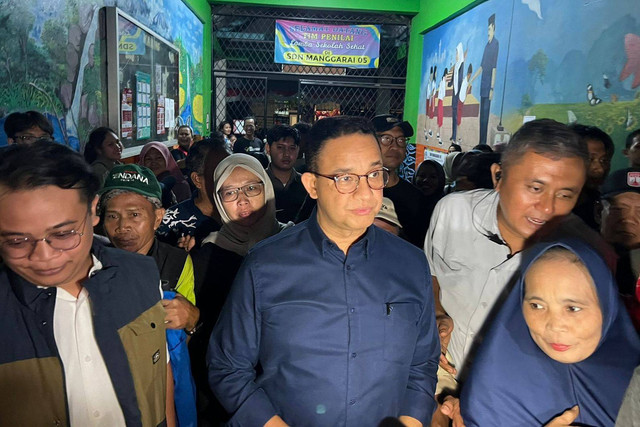 Anies Baswedan mengunjungi korban kebakaran di Posko SDN Manggarai 05, Jakarta Selatan, Rabu (14/8/2024). Foto: Dok. Istimewa