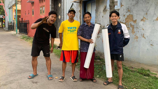 Mahasiswa KKN Undip Melakukan Demonstrasi Penanaman Lubang Resapan Biopori Sebagai Upaya Penanggulangan Genangan Air di Beberapa Wilayah Kelurahan Pekuncen (Sumber Foto : Dokumentasi Pribadi). 