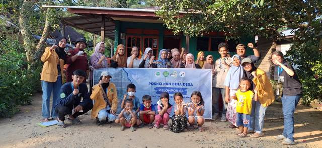 Foto bersama warga yang hadir dalam sosialisasi eco paving