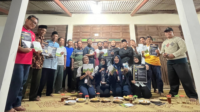 (Foto Bersama setelah Pemaparan Proker Keselamatan Kerja dalam Pengolahan Limbah Sekam Padi dan Kulit Pisang. Foto: Dokumentasi Pribadi)