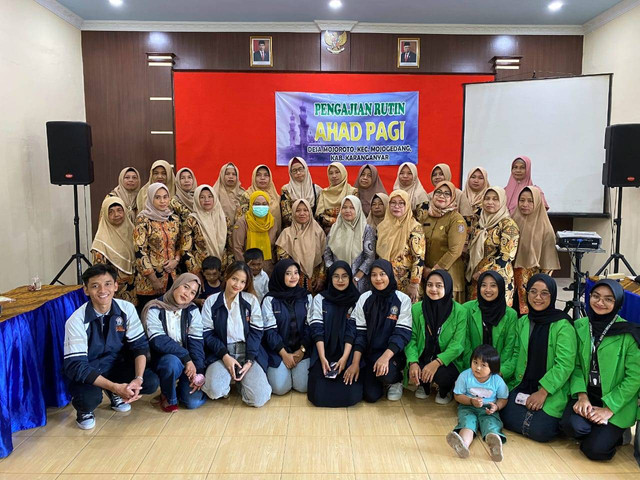 Foto bersama Mahasiswa KKN Undip dengan Ibu-ibu PKK Desa Mojoroto