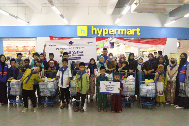 DT Peduli Kepri dan PT Sumitomo Ajak Yatim Belanja Bahagia di Hypermart Megamall