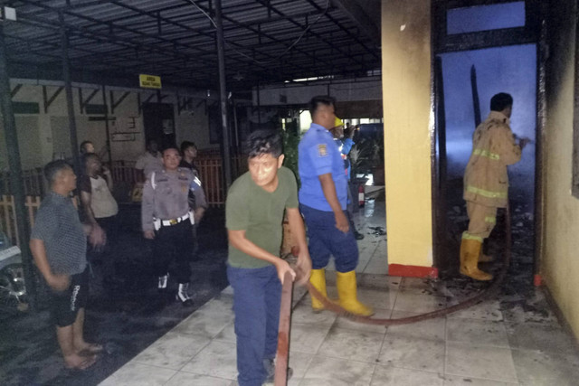 Ruang Sat Intelkam Polres Deli Serdang terbakar pada Rabu (13/8/2024) malam. Foto: Dok. Istimewa