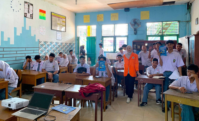 Mahasiswa Universitas Ahmad Dahlan (UAD) Kenalkan UAD di Sumatra Barat Melalui Program Mudik Sekolah (Dok. Istimewa)