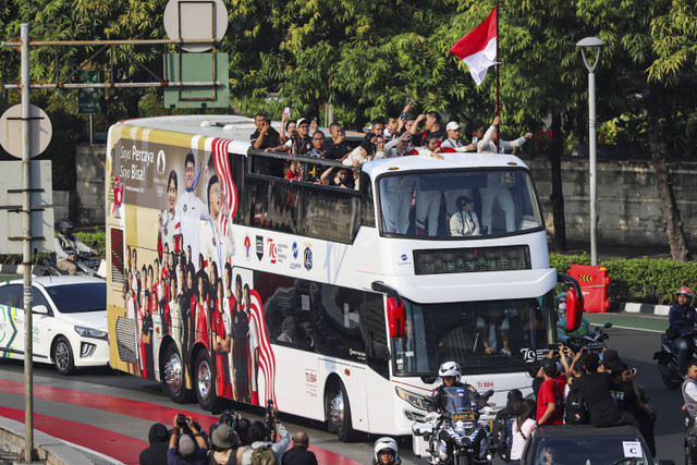 Sejumlah atlet asal Indonesia peserta Olimpiade Paris 2024 mengikuti pawai di kawasan Bundaran HI, Jakarta, Kamis (15/8/2025). Foto: Iqbal Firdaus/kumparan