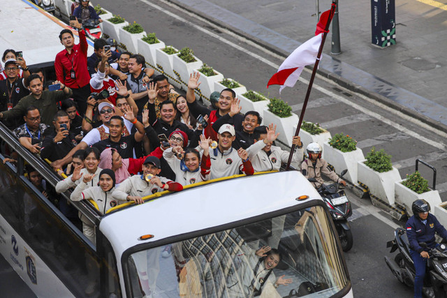 Sejumlah atlet asal Indonesia peserta Olimpiade Paris 2024 mengikuti pawai di kawasan Bundaran HI, Jakarta, Kamis (15/8/2025). Foto: Iqbal Firdaus/kumparan