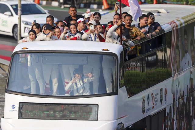 Sejumlah atlet asal Indonesia peserta Olimpiade Paris 2024 mengikuti pawai di kawasan Bundaran HI, Jakarta, Kamis (15/8/2025). Foto: Iqbal Firdaus/kumparan