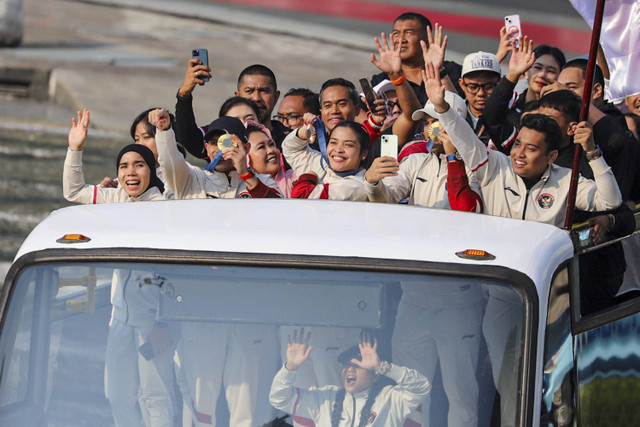 Sejumlah atlet asal Indonesia peserta Olimpiade Paris 2024 mengikuti pawai di kawasan Bundaran HI, Jakarta, Kamis (15/8/2025). Foto: Iqbal Firdaus/kumparan