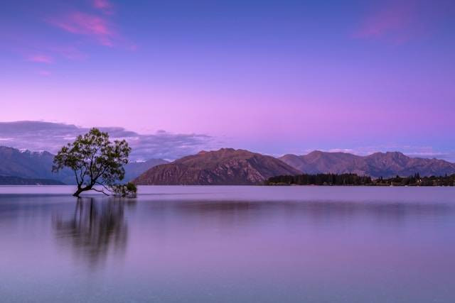 Danau Teluk Seruo. Foto hanyalah ilustrasi, bukan tempat sebenarnya. Sumber: unsplash/Ken Cheung.