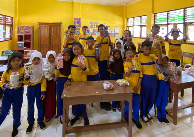 Pembuatan Tabungan melalui Kreasi Celengan Pintar di SDN Ketanggan 01