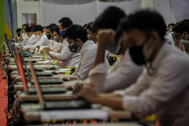  Peserta mengikuti tes seleksi Calon Pegawai negeri Sipil (CPNS) di GOR Arcamanik, Bandung, Jawa Barat, Senin (27/9).  Foto: Raisan Al Farisi/ANTARA FOTO