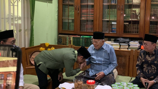 Ketua Umum PKB, Muhaimin Iskandar bersilaturahmi dengan KH. Sukron Ma'mun di Ponpes Daarul Rahma, Jakarta Selatan, Kamis (15/8/2024).  Foto: Luthfi Humam/kumparan