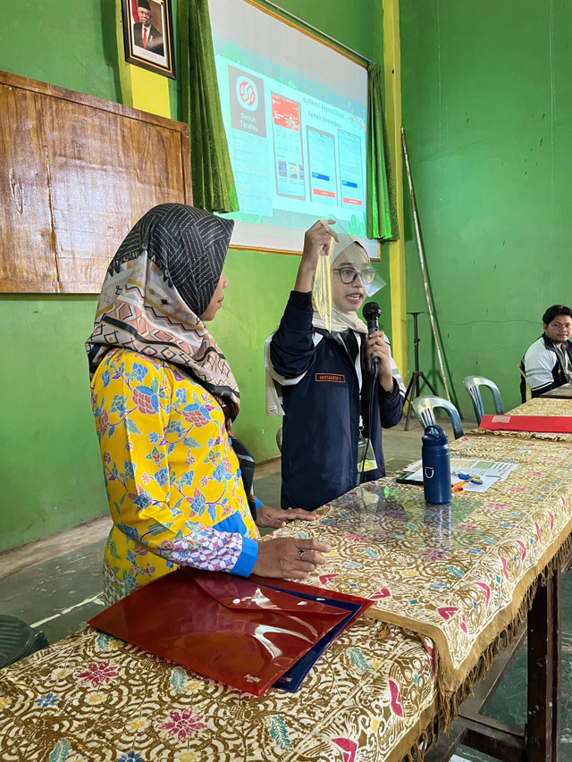 Kegiatan Praktek Arsip dengan metode Enkapsulasi.