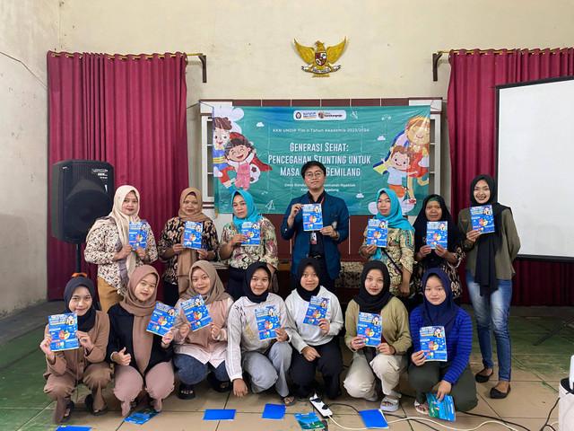 Foto bersama dengan Ibu-Ibu dan Kader Posyandu Desa Bandungrejo 