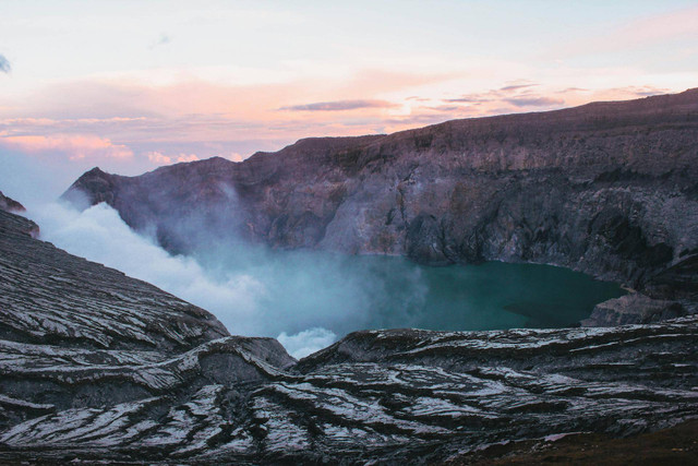 Kawah Ratu Gunung Tangkuban Perahu. Foto hanya ilustrasi bukan tempat sebenarnya. Sumber foto: Pexels/ Ronald Pang