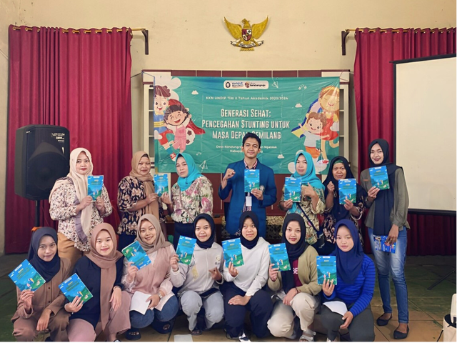 Foto bersama ibu-ibu kader kesehatan dan remaja Desa Bandungrejo