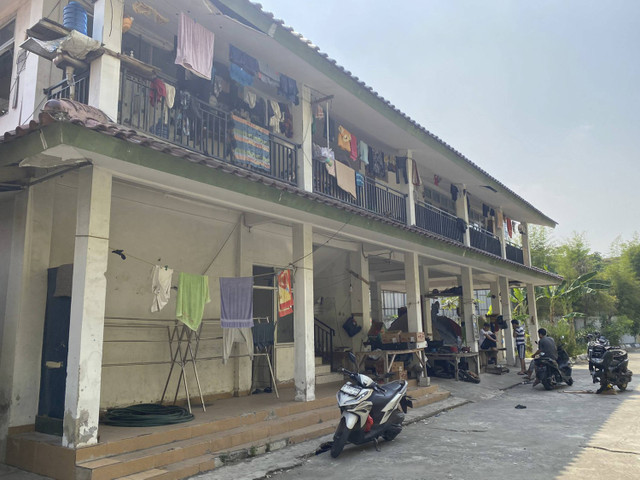 Kondisi gedung tempat tinggal pengungsi etnis Hazara di bekas gedung Kodim, Kalideres, Jakarta Barat, Kamis (15/8/2024). Foto: Abid Raihan/kumparan