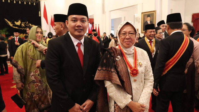 Didampingi putranya, Fuad Bernardi, Menteri Sosial (Mensos) Republik Indonesia, Tri Rismaharini, menerima Tanda Kehormatan Bintang Mahaputera Utama dari Presiden Jokowi dalam sebuah upacara di Istana Negara, Rabu (14/8/2024)  Foto: Dok. Kemensos