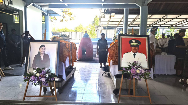 Suasana prosesi kremasi jenazah Mantan Bupati Kabupaten Jembrana Ida Bagus Ardana (84) dan istrinya, Sri Wulan Trisna (64) di Krematorium Kerta Semadi di Mumbul, Kamis (15/8/2024). Foto: Denita BR Matondang/kumparan