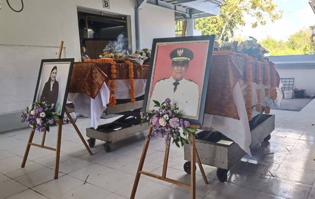 Suasana prosesi kremasi jenazah Mantan Bupati Kabupaten Jembrana Ida Bagus Ardana (84) dan istrinya, Sri Wulan Trisna (64) di Krematorium Kerta Semadi di Mumbul, Kamis (15/8/2024). Foto: Denita BR Matondang/kumparan