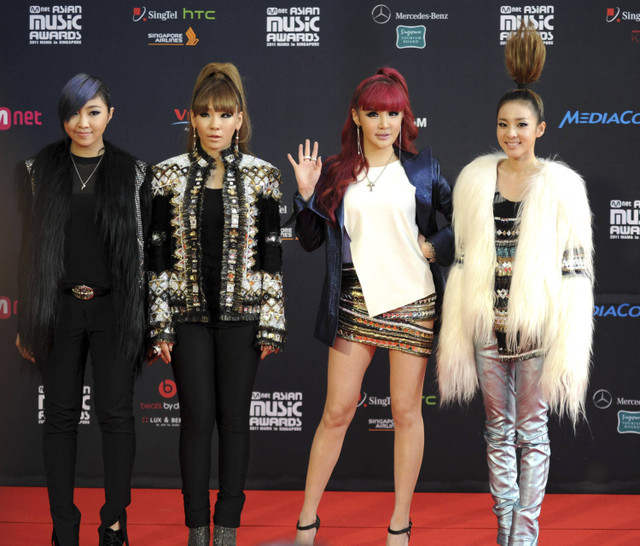 Grup pop Korea 2NE1 berpose di karpet merah untuk menghadiri acara MNET Asian Music Awards di Singapura (29/11/2011). Foto: MOHD FYROL/AFP