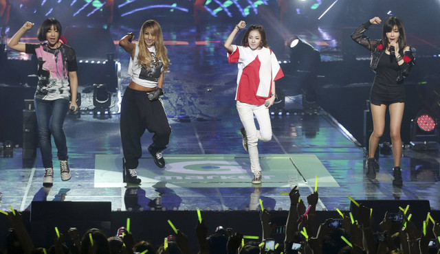 Grup pop Korea Selatan 2NE1 yang sedang tampil di konser G Market di Seoul (13/6/2013). Foto: MOHD FYROL/AFP