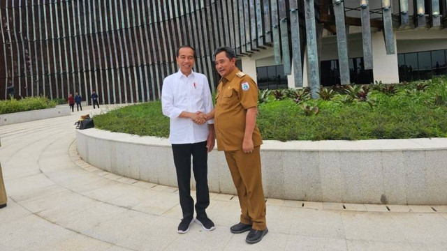 Penjabat Gubernur Sulawesi Barat, Bahtiar Baharuddin, bersama Presiden Joko Widodo di IKN. Foto: Dok. Istimewa