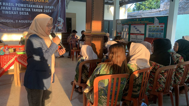 Edukasi mengenai cara peningkatan kesuburan tanah kepada PKK Desa Grogol