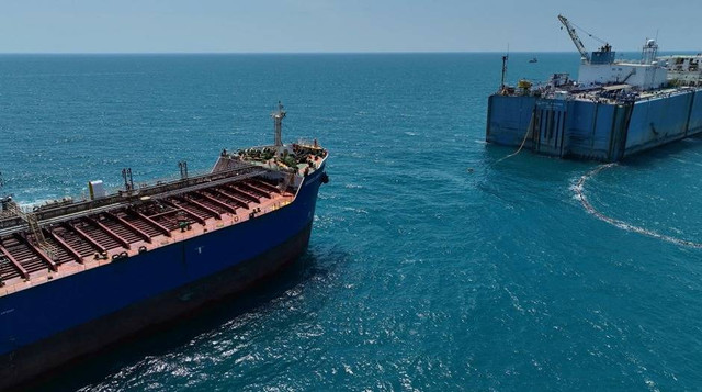 Tugas terakhir Kapal Arco Ardjuna lifting minyak mentah ke Kapal Tanker MT Success Dalia XLVIII milik Pertamina International Shipping (PIS) di Laut Jawa, Rabu (15/8/2024). Foto: PHE ONWJ