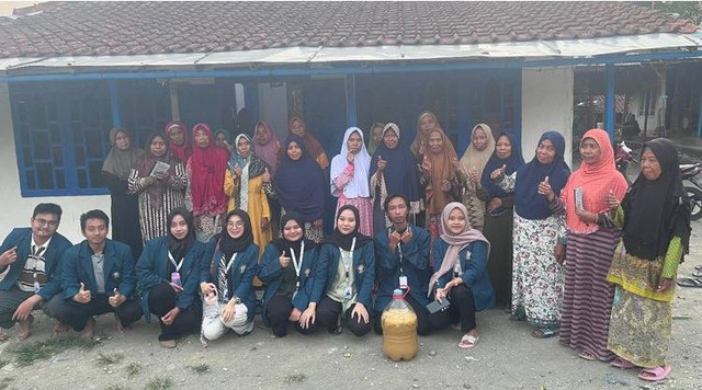 Dokumentasi Pribadi : Foto Bersama Mahasiswa KKN TIM II UNDIP Bersama Ibu Rumah Tangga Desa Pasir Dukuh Gondang Pasca Pemaparan Program Kerja, Senin (29 Juli 2024), Sore.