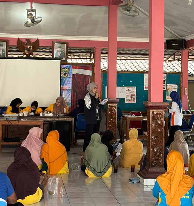 Pemberian Materi Edukasi Kesehatan Mental Lansia Kepada Lansia Desa Plesan (23/07/2024) Sumber: TIM II KKN UNDIP 2023/2024