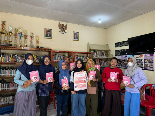 Foto bersama wali murid TK Dewi Sartika di Perpustakaan Kampung Kelurahan Serengan.