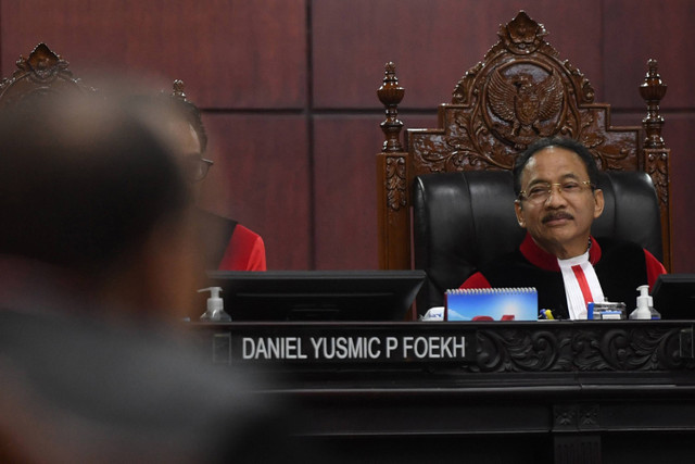 Ketua majelis hakim yang juga Ketua Mahkamah Konstitusi (MK) Suhartoyo (tengah) memimpin jalannya sidang lanjutan sengketa pemilu di Jakarta, Kamis (15/8/2024). Foto: Akbar Nugroho Gumay/ANTARA FOTO