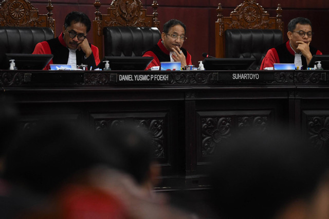 Ketua majelis hakim yang juga Ketua Mahkamah Konstitusi (MK) Suhartoyo (tengah) didampingi jajaran Hakim Konstitusi memimpin jalannya sidang lanjutan sengketa pemilu di Jakarta, Kamis (15/8/2024). Foto: Akbar Nugroho Gumay/ANTARA FOTO