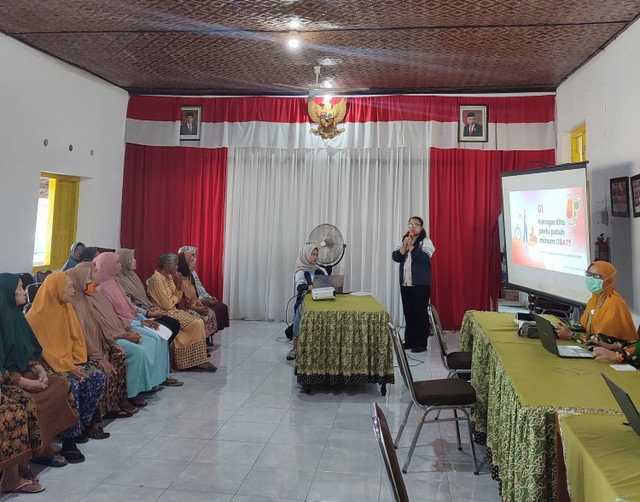 Kegiatan edukasi peningkatan kepatuhan minum obat dan jenis-jenis obat hipertensi (amlodipine dan captropil) bersama peserta Gardu Perdati Desa Jimus, Kecamatan Polanharjo, Kabupaten Klaten (06/08/2024) (foto: dokumentasi pribadi)